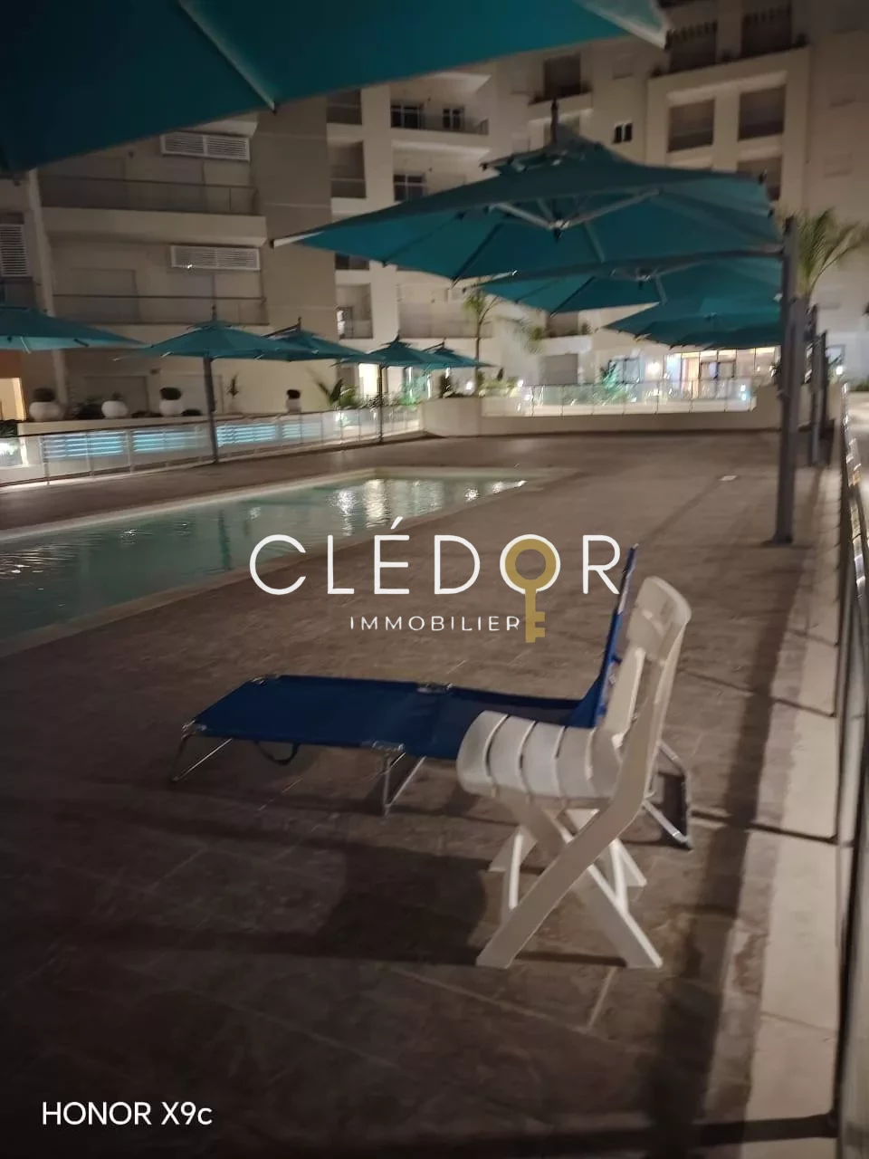 À Louer – S+2 vue sur mer avec piscine Richement Meublé avec parking sous sol à Chatt Mariem