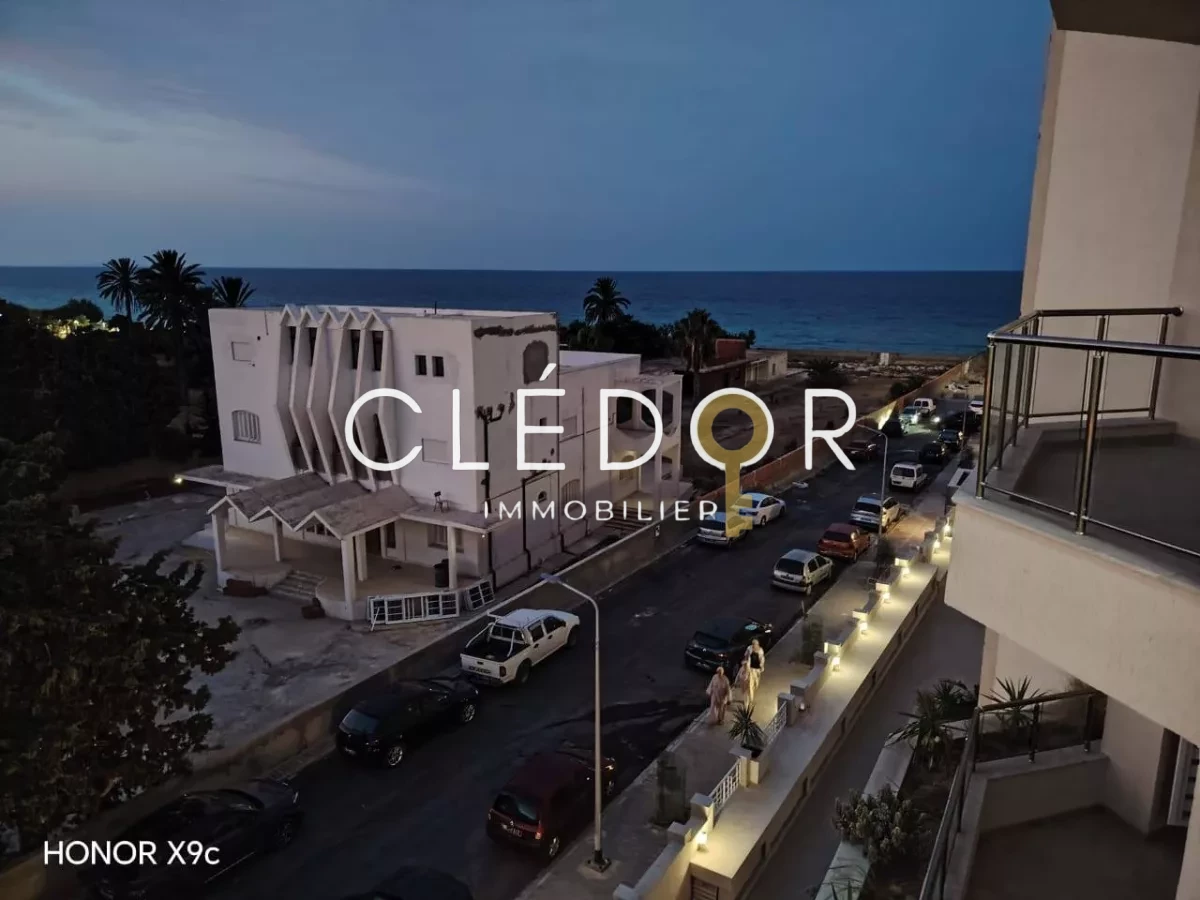À Louer – S+2 vue sur mer avec piscine Richement Meublé avec parking sous sol à Chatt Mariem