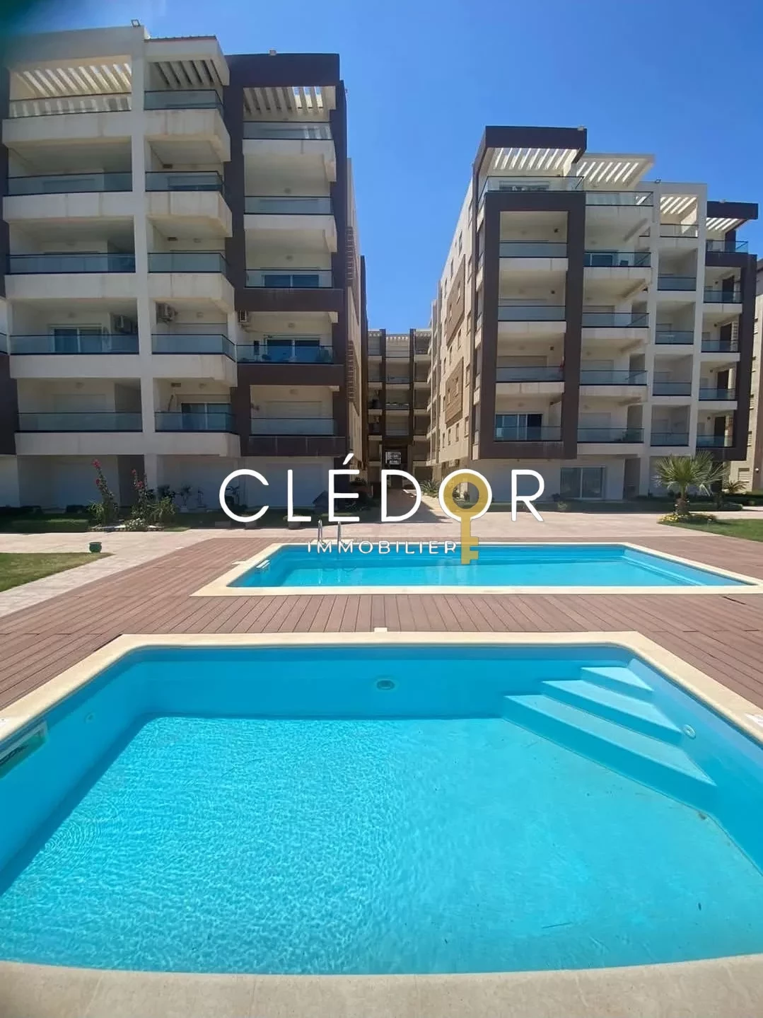 Location S+2 richement meublé face mer Résidence avec piscine à Chatt Mariem