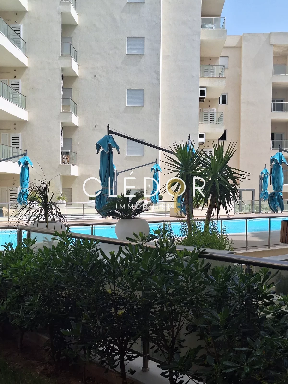 Location saisonnière S+2 meublé résidence pieds dans l&rsquo;eau avec piscine à Chatt Mariem