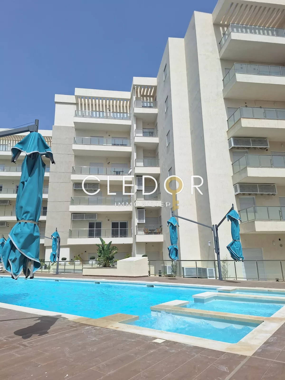 Location saisonnière S+2 meublé résidence pieds dans l&rsquo;eau avec piscine à Chatt Mariem