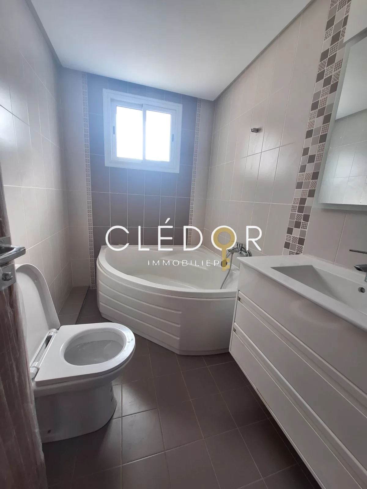 À vendre – Appartement S+3 de Standing avec Parking – Cité Riadh, Proche Toutes Commodités