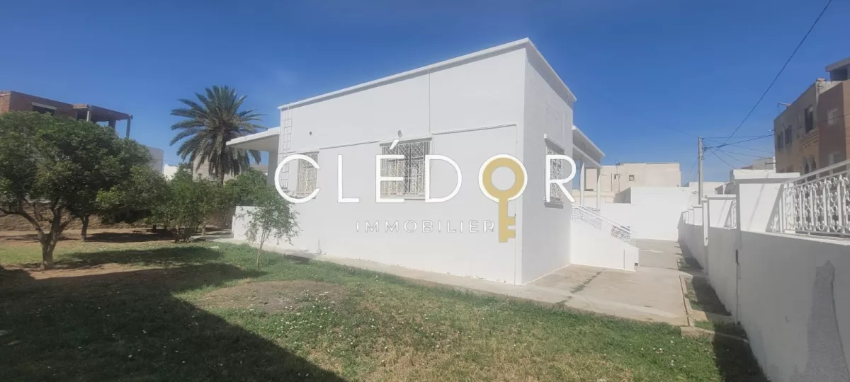 Villa à vendre idéalement située à Akouda, à proximité de la municipalité – emplacement stratégique