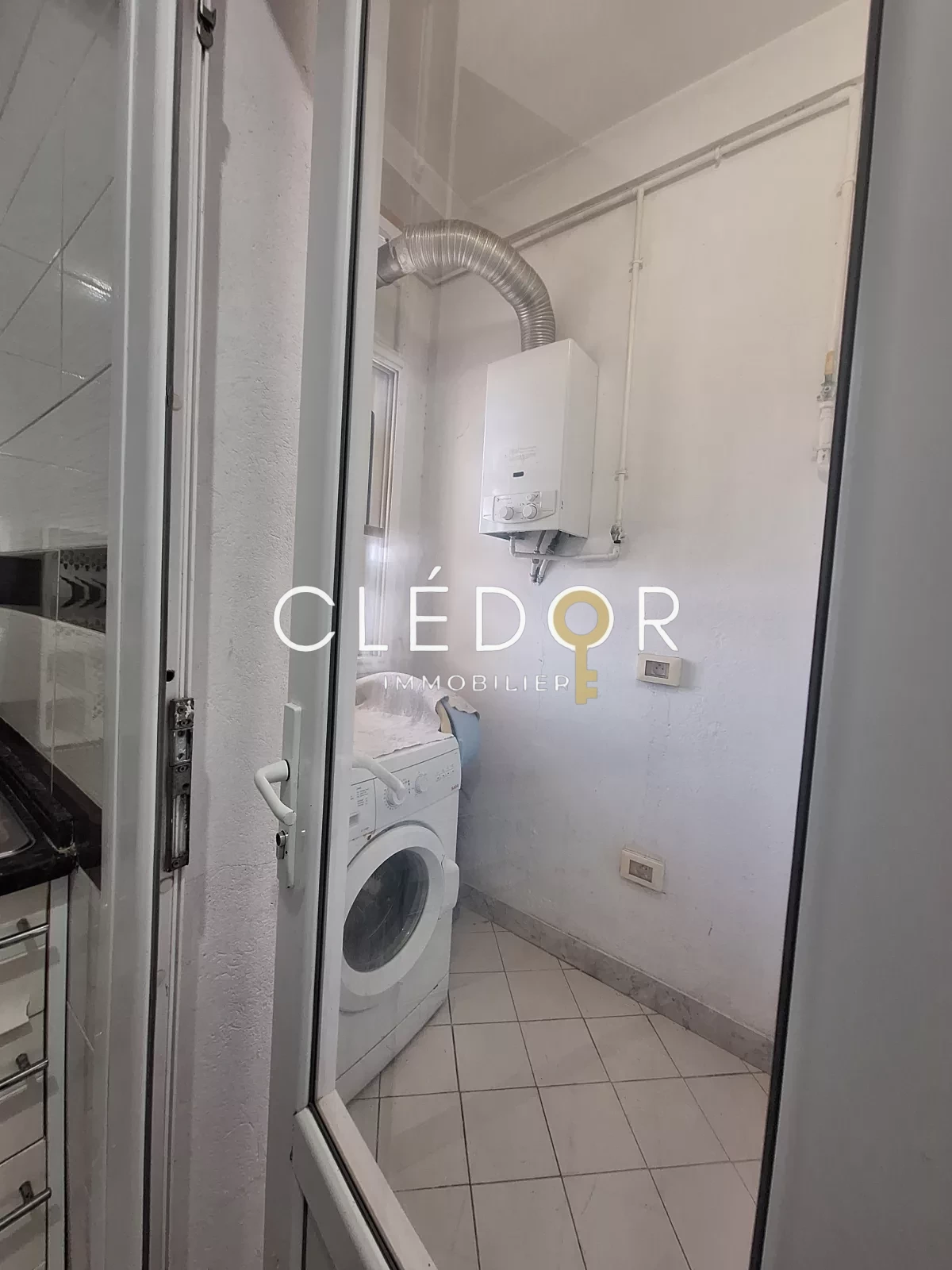 À VENDRE – Appartement S+2 résidence pieds dans l’eau avec piscine à Chatt Mariem