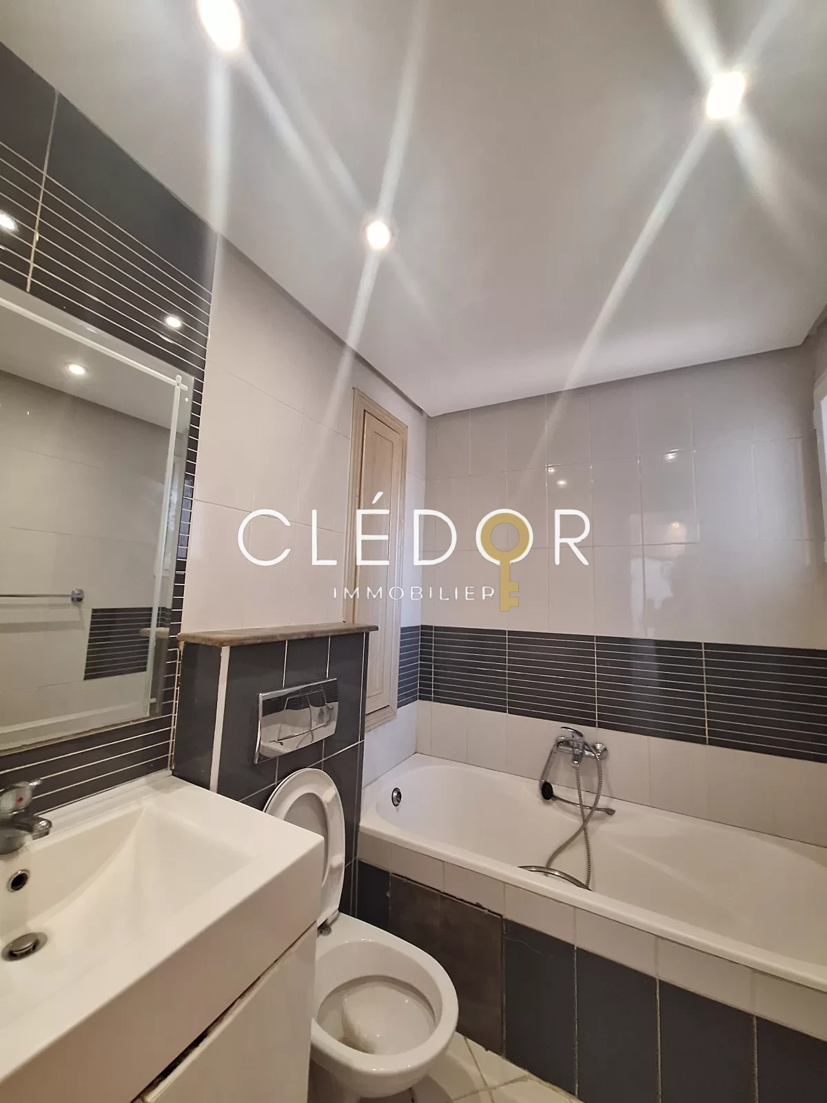 À VENDRE – Appartement S+2 résidence pieds dans l’eau avec piscine à Chatt Mariem