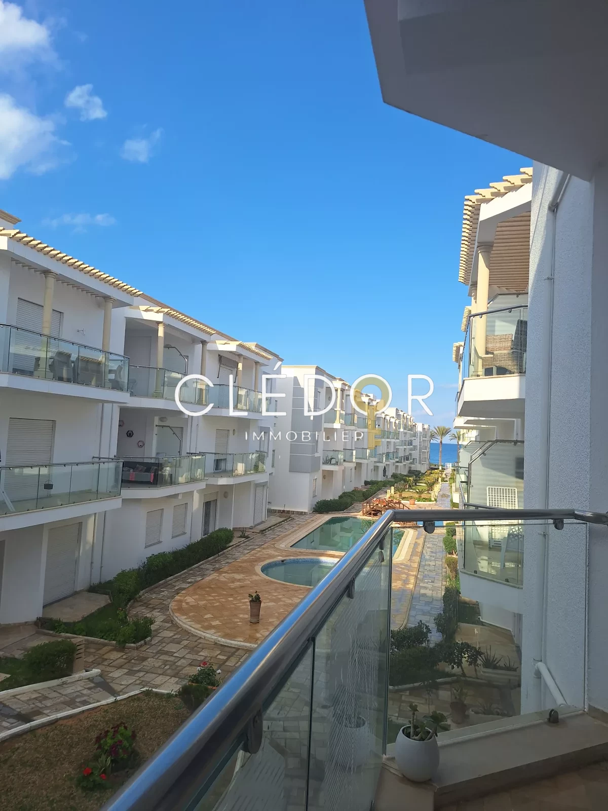 À VENDRE – Appartement S+2 résidence pieds dans l’eau avec piscine à Chatt Mariem
