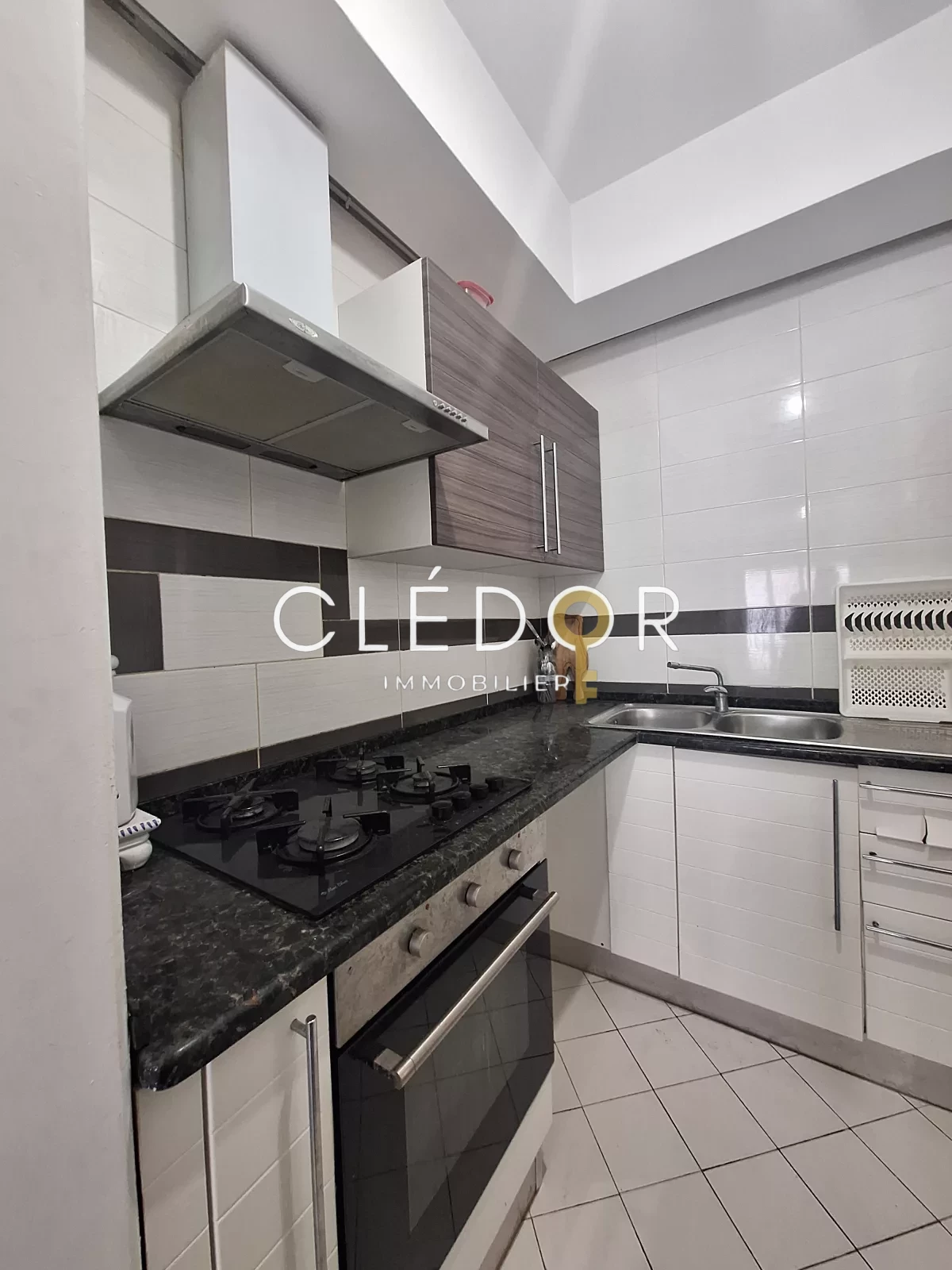 À VENDRE – Appartement S+2 résidence pieds dans l’eau avec piscine à Chatt Mariem