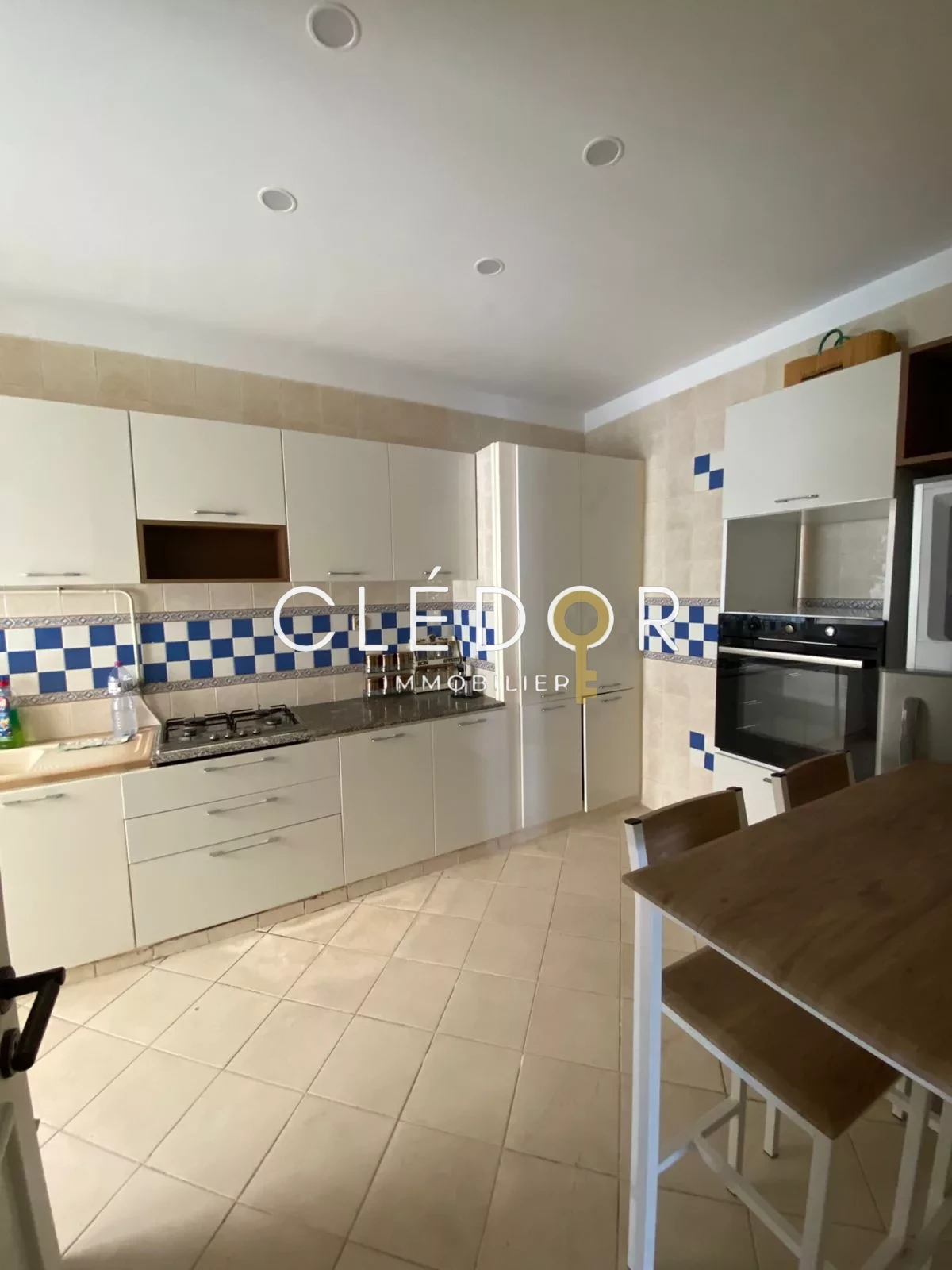 À vendre appartement S+3 à Sahloul 1, l’avenue Yasser Arafet