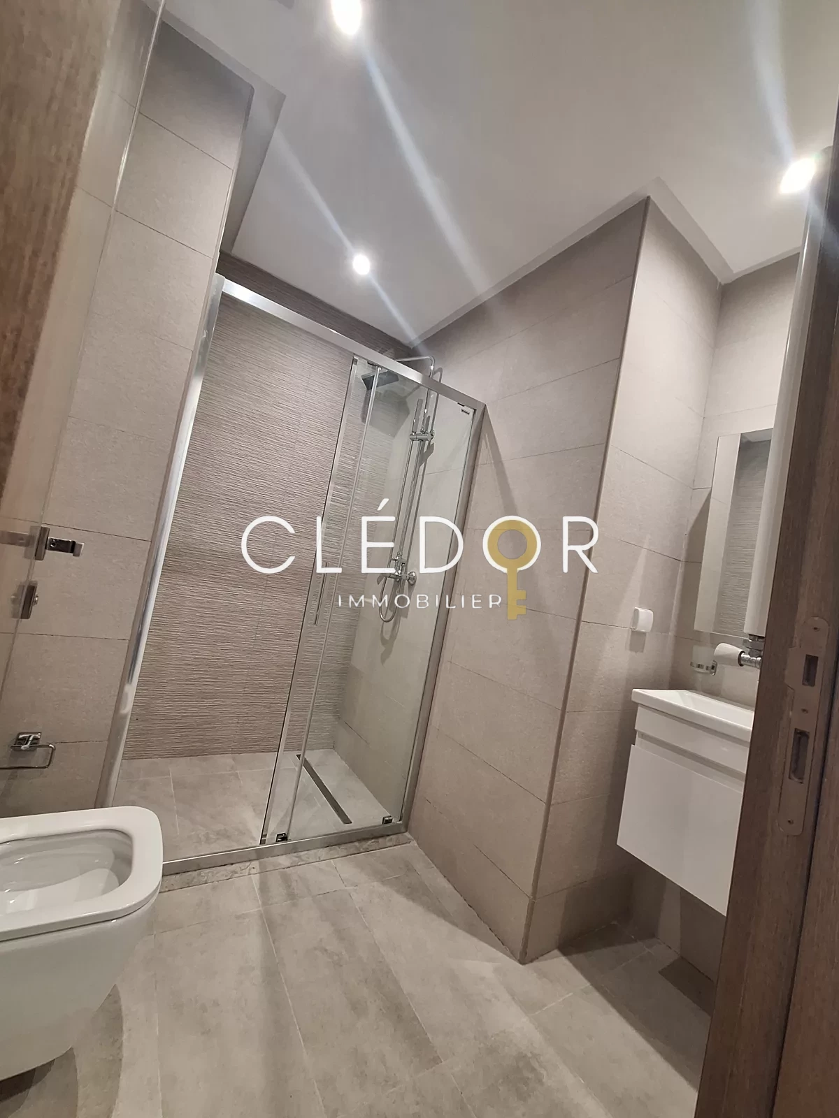 À Vendre – Appartement S+1 Haut Standing face mer résidence avec piscine – Chatt Mariem